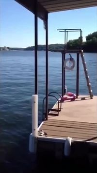 Lâcher de bombe dans un lac