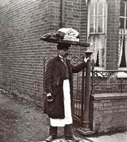 Un vendeur de muffins au début du XXème siècle (USA ? Grande-Bretagne ?)