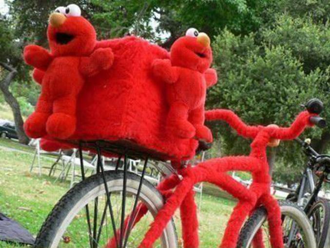 Le vélo d'un fan d'Elmo qui souhaite que cela se sache.