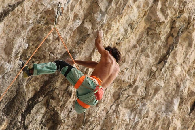 Urko Carmona Barandiaran est un grimpeur amputé d'une jambe. Il vient d'enchaîner son deuxième 8a+ à Rodellar, là où un grand nombre de valides font plus que piétiner.