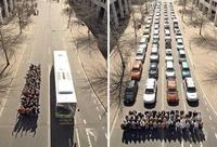 Photo didactique démontrant qu'une même population aurait intérêt à moins polluer en prenant les transports en commun