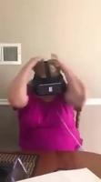 Mamie s'essaye à la réalité virtuelle