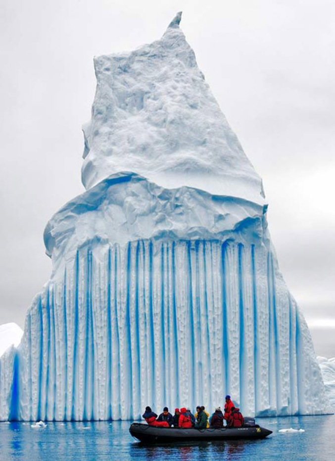 Un iceberg qui semble présenter un code barre.