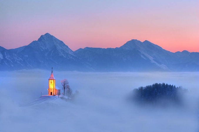 L'église Saint Primus et Félicia à Jamnik (Slovénie) dans le couché du Soleil