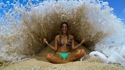 Une fille, une vague...