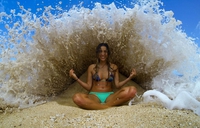 Une fille, une vague...