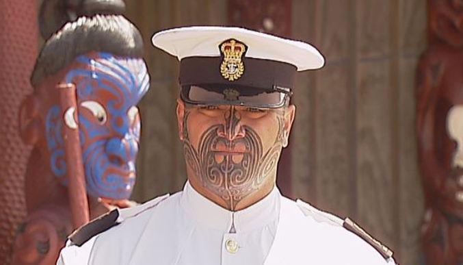 Autorisé à se faire un tatouage maori sur le visage depuis 2017 (oui, ça date un peu...)
https://www.newshub.co.nz/home/new-zealand/2017/01/navy-welcomes-first-sailor-with-moko.html