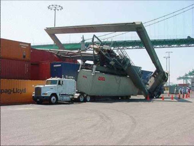 Un container se fait écraser dans un port.