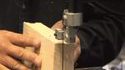 Un type découpe du bois avec une machine