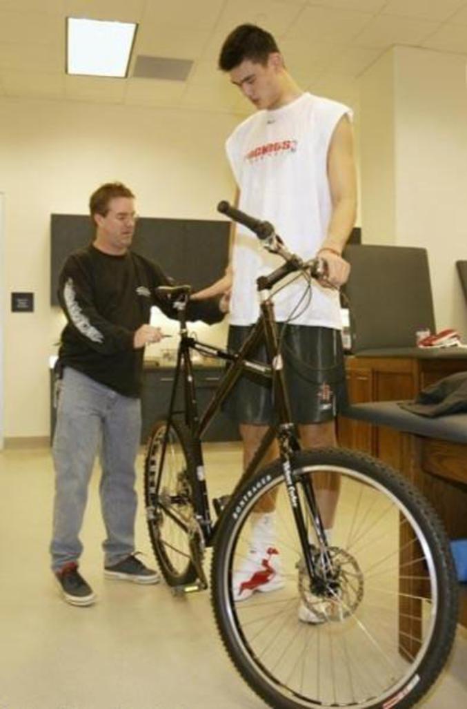 Le vélo de Yao Ming (joueur de basket NBA d'environ 2m30).