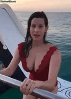 Jeune fille comptant s'envoyer en l'air dans un 1er temps (OK), puis à l'eau (pas OK)...