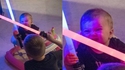 Bébé use la force