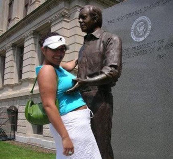 Une statue se fait plaisir avec une dame.