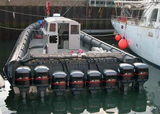 Un bateau qui n'a rien à craindre si un moteur tombe en panne.