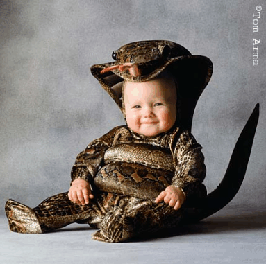 Un bébé déguisé en cobra.