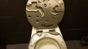 Une déco très discutable pour une lunette de WC et son abattant.