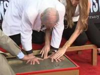 mel brooks se rajoute un 11eme doigt pour imprimer la marque de ses mains dans le ciment 